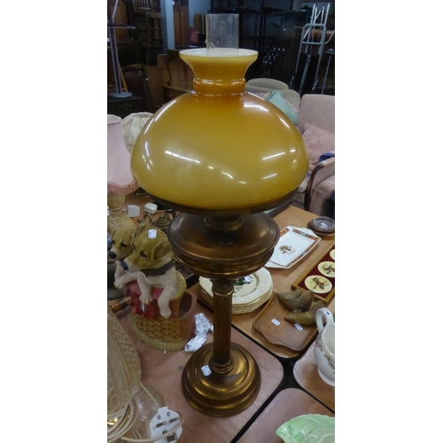 145 - A BRONZE FINISH METAL CORINTHIAN COLUMN TABLE OIL LAMP, WITH YELLOW GLASS SHADE AND GLASS FUNNEL