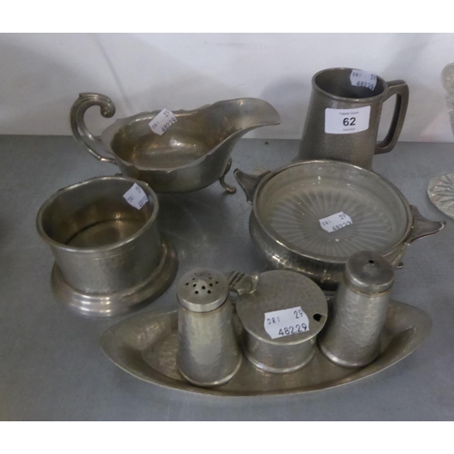 62 - 'CRAFTSMAN', SHEFFIELD, HAMMERED PEWTER, VIZ; A SAUCE BOAT, A CONDIMENT SET OF 3 PIECES, ON TRAY STA... 