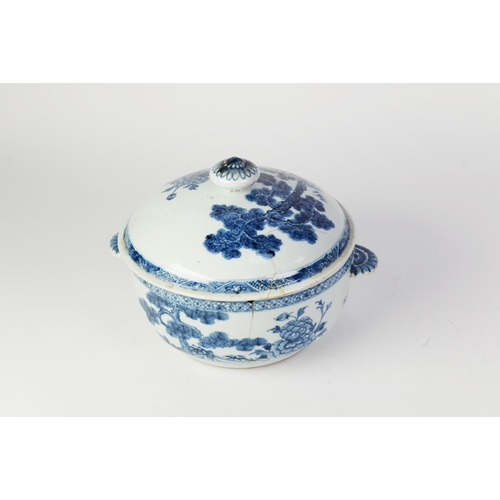 119 - CHINESE MID-QING DYNASTY PORCELAIN EXPORT WARE COVERED BOWL, with two lug handles, painted in underg... 