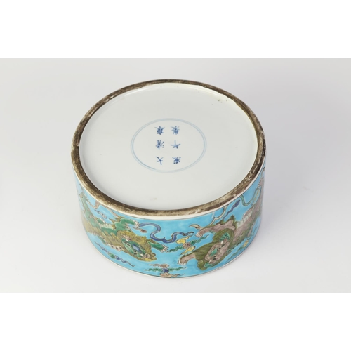 115 - GOOD CHINESE QING DYNASTY PORCELAIN WUT-SAI ENAMELLED CIRCULAR DEEP LIDDED BOX, the enamel colour in... 