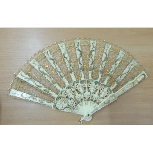 43 - IVORINE AND GILT LACE BRISÉ FAN