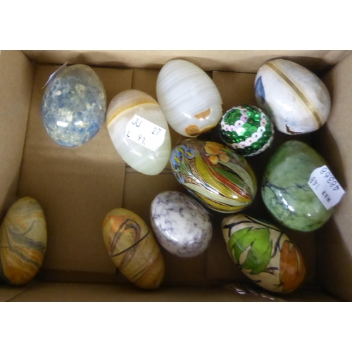 91 - COLLECTION OF 11 ORNAMENTAL EGGS, ONYX PAPIER MÂCHÉ, ETC.,