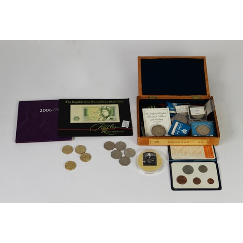 14 - TWENTY TWO QUEEN ELIZABETH II CROWN COINS, VARIOUS, some in hard plastic or presentation cards; a se... 