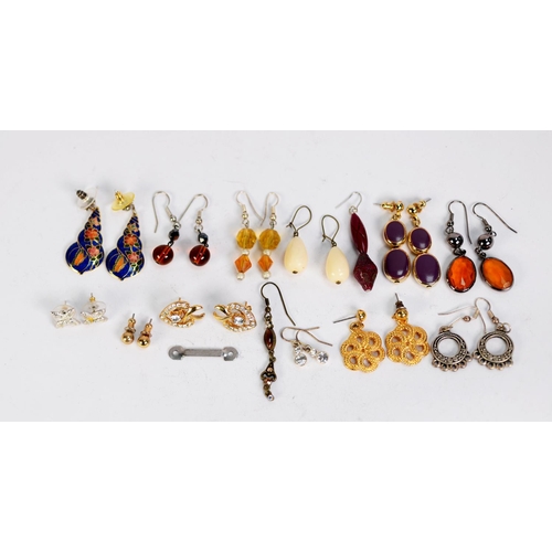 382 - QUANTITY OF GOOD COSTUME EARRINGS AND MISCELLANEOUS TRINKETS