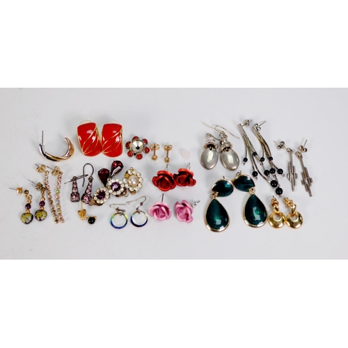 382 - QUANTITY OF GOOD COSTUME EARRINGS AND MISCELLANEOUS TRINKETS