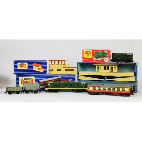 175 - HORNBY DUBLO BOXED DIE CAST TWO RAIL 0-6-0 DIESEL ELECTRIC SHUNTING LOCOMOTIVE, D3302, model No. 223... 