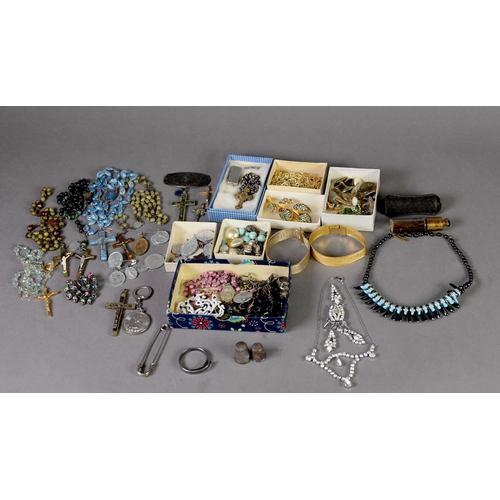 410 - GOOD SELECTION OF MAINLY VINTAGE COSTUME JEWELLERY, including a long, faceted black bead necklace, p... 