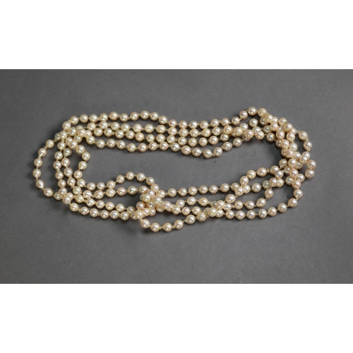 427 - VERY LONG SINGLE STRAND CONTINUOUS NECKLACE of uniform cultured pearls