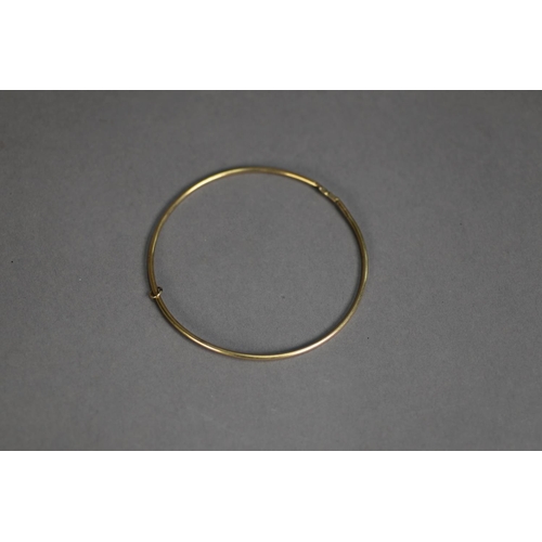 461 - GOLD COLOURED METAL (unmarked) HOLLOW WIRE PATTERN BANGLE, 2.9gms