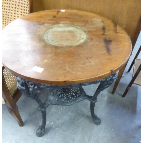 261 - A CAST IRON BRITANNIA PUB TABLE, WITH CIRCULAR WOODEN TOP (TOP CRACKED) 75.5cm high X 62cm diameter