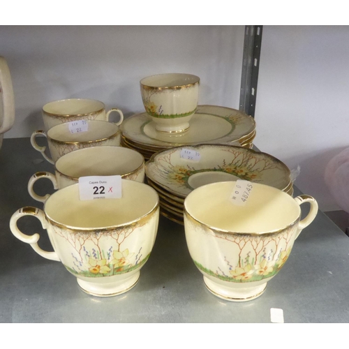 22 - AN 18 PIECE CROWN DEVON 'SPRINGWOOD' TEA SERVICE IN YELLOW AND FLORAL DECORATION