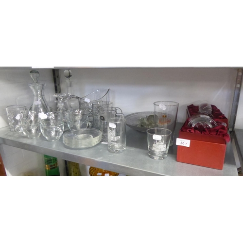 30 - A SELECTION OF GOOD QUALITY GLASSWARE TO INCLUDE; TWO BOXED GLASSES, ENGRAVED 'TAMESIDE', TWO DECANT... 