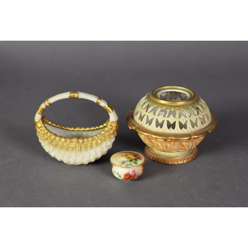 17 - TWO CIRCA 1900 GRAINGER WORCESTER TRIFORM SHELL-SHAPE BOWLS, TWO SIMILAR ROYAL WORCESTER PORCELAIN S... 