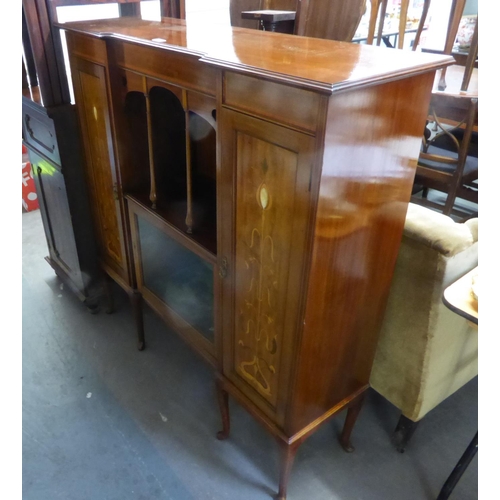 151 - EDWARDIAN MAHOGANY SIDE/DISPLAY CABINET, THE CENTRE WITH TALL OPEN COMPARTMENTS OVER A GLAZED DOOR, ... 