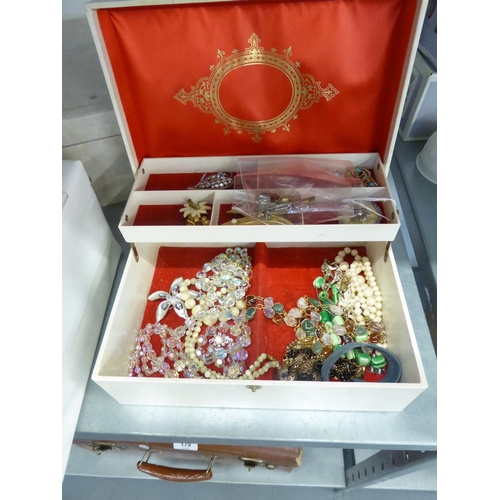 59 - A TWO TIER JEWELLERY CASE AND CONTENTS INCLUDING; A SILVER GILT BAR BROOCH WITH ENAMELLED FLOWER TO ... 