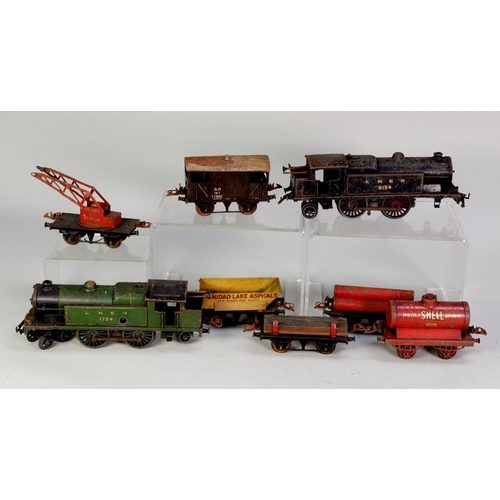 222 - SELECTION OF HORNBY SERIES '0' GAUGE TIN PLATE MODEL RAIL including 4-4-2 clockwork locomotive No 17... 