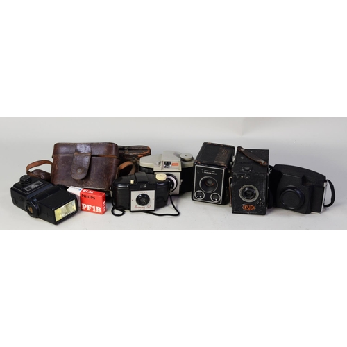 74 - COLLECTION OF KODAK BROWNIE CAMERAS, including Six-20 C, 44A, 127, Cresta 3, Coronet Twelve-20, and ... 