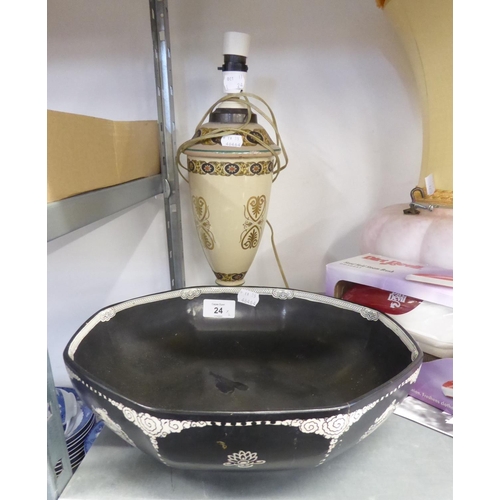 24 - A CETEM WARE ‘CANTON’ PATTERN LARGE BLACK AND WHITE OCTAGONAL BOWL AND A POTTERY URN SHAPED LAMP AND... 