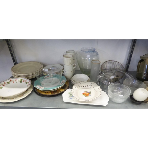 39 - A LARGE QUANTITY OF GLASS AND CHINA, TO INCLUDE; DINNER WARES, TEAPOTS, VASES AND A SELECTION OF JAR... 