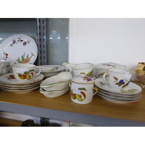 53 - ROYAL WORCESTER ‘EVESHAM’ OVEN TO TABLE WARE, APPROXIMATELY 50 PIECES PRINTED WITH FRUIT, VIZ 4 TEAC... 