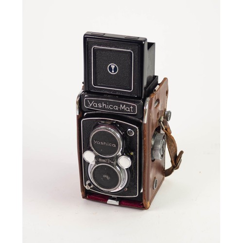 70 - YASHICA-MAT COPAL MXV TWIN LENS REFLEX CAMERA, with Yashinon 1:3.5 f=80mm lens, No. 310581 with LENS... 