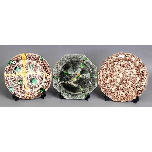 275 - THREE NINETEENTH CENTURY WHIELDON STYLE POTTERY PLATES, with sponged and mottled decoration, includi... 