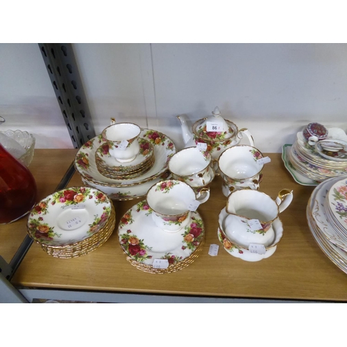 86 - ROYAL ALBERT CHINA ‘OLD COUNTRY ROSES’ PATTERN TEA SERVICE FOR SIX PERSONS, INCLUDING A THREE PIECE ... 