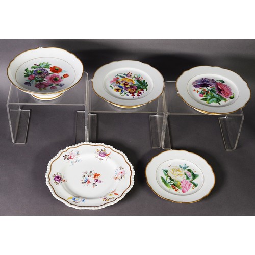 437 - 19th CENTURY PARIS PORCELAIN SERPENTINE EDGED DESSERT SERVICE, including a comport, two tazzas and a... 