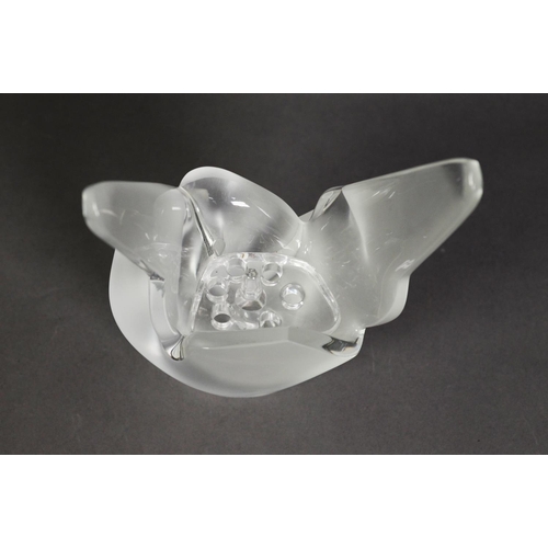 539 - LALIQUE, FRENCH FROSTED GLASS FLOWER BOWL in the form of two doves and with two clear glass wings, 8... 