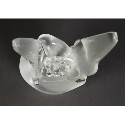 539 - LALIQUE, FRENCH FROSTED GLASS FLOWER BOWL in the form of two doves and with two clear glass wings, 8... 