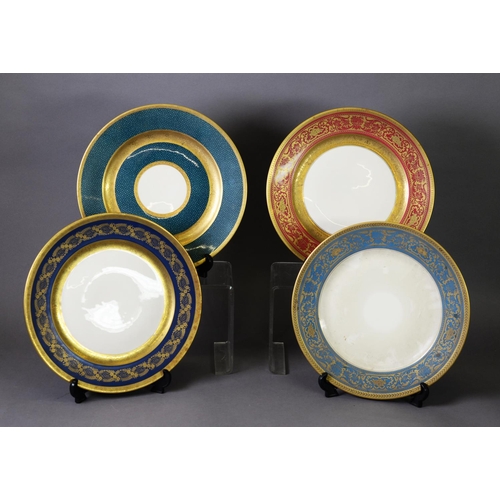 191 - A ROSENTHAL PART DINNER SERVICE IN MAROON AND GREEN, together with a Russian charger, bowl and retic... 