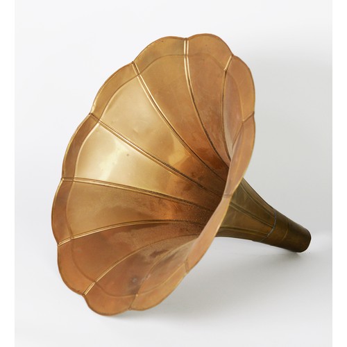 371 - REPRODUCTION BRASS HORN FOR TABLE TOP GRAMOPHONE of sectional manufacture with polyfoil rim having t... 