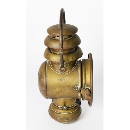 415 - PHARES & CORNETS - NEUCHAPEL 'DECKER' VINTAGE BRASS CAR OR CARRIAGE LAMP, of typical shape, with... 