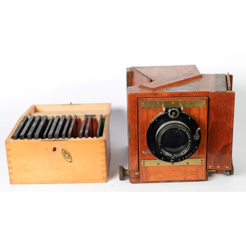 292 - BERMPOHL & CO. BERLIN TEAK ‘NATURAL COLOUR CAMERA’ C.1930, plus a box of coloured glass filters,... 