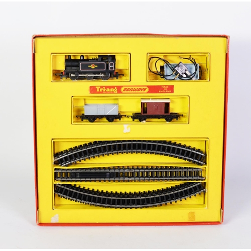 41 - MINT AND BOXED TRI-ANG RAILWAYS TT GAUGE T.10 ELECTRIC GOODS TRAIN SET C/R- flaps to lid of box un-s... 