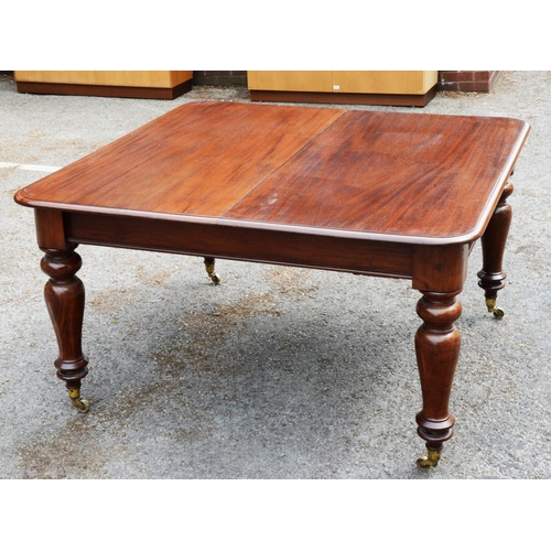 189 - VICTORIAN MAHOGANY PULL-OUT EXTENDING DINING TABLE WITH THREE ADDITIONAL LEAVES, and turned legs wit... 