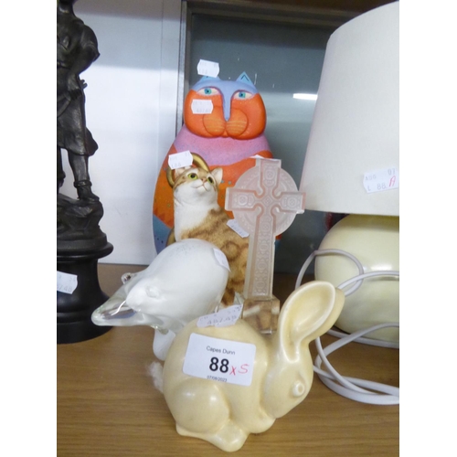 60 - A SEATED RESIN MODEL OF A CAT, A TUSCAN DECORO POTTERY BUNNY, A WHITE OPAQUE GLASS POLAR BEAR PAPERW... 