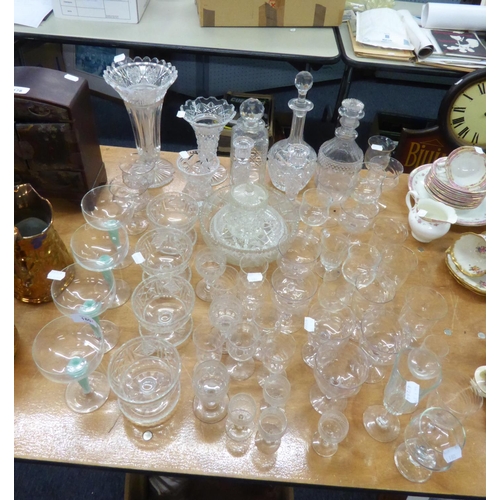 88 - A GOOD SELECTION OF GLASSWARES TO INCLUDE; DECANTERS, FOUR GREEN STEM DRINKING GLASSES, OTHER DRINKI... 