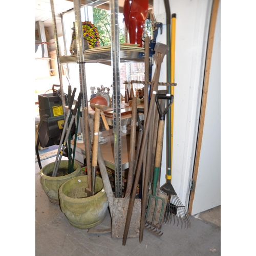 334 - LONG-REACH TREE PRUNER AND APPROXIMATELY 20 GARDEN TOOLS, INCLUDING BOWSAW, PICKAXE, etc