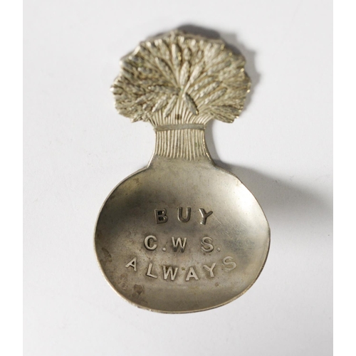 291 - SUNDRY COLLECTABLES TO INCLUDE; cast pewter flying hawk LAPEL BADGE, by A.R. Brown, THREE PEN KNIVES... 