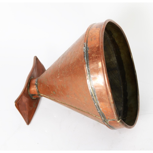 306 - COPPER KITCHEN WARE: A pair of late 19th century copper and brass skilllets, plus two copper grain s... 