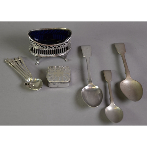 436 - SMALL MIXED LOT OF ELECTROPLATE, comprising: VICTORIAN OVAL OPEN SALT with blue glass liner, SET OF ... 