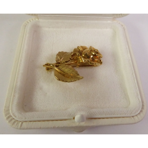 92 - 9CT GOLD ROSE BROOCH, realistically cast with brush polished leaves, import London 1978, 3.5cm by 2.... 