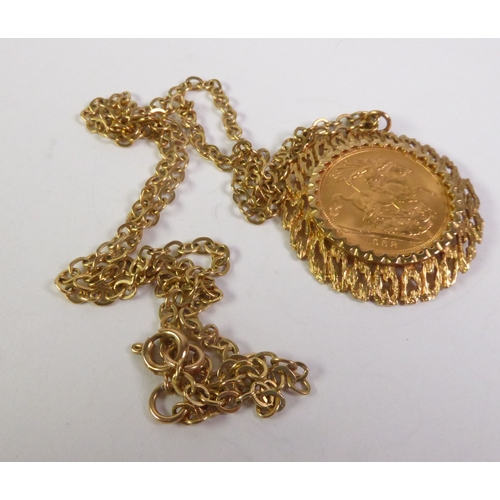 97 - ELIZABETH II FULL SOVEREIGN LOOSE MOUNTED IN A 9CT GOLD TEXTURED FRAME TO A BELCHER CHAIN, London, p... 