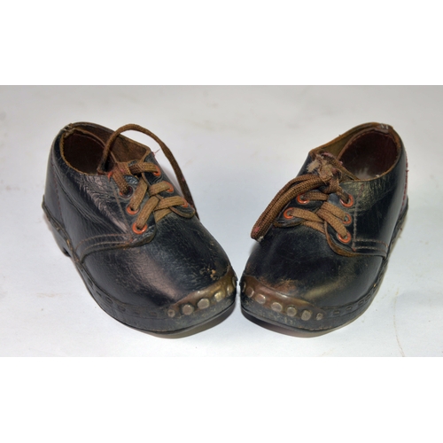 263 - YOUNG CHILD'S PAIR OF BROWN LEATHER CLOGS, 5 1/2in (14cm) long