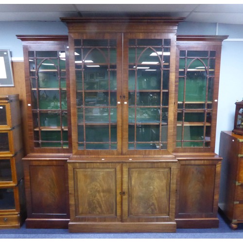 66A - GEORGIAN BOOKCASE: George III mahogany breakfront bookcase c.1780, of modest dimensions and with eve... 