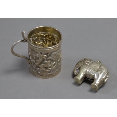 347 - UNMARKED INDIAN EMBOSSED SILVER COLOURED METAL MINIATURE TANKARD, with cobra pattern handle, decorat... 