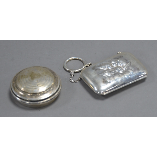 397 - TWO PIECES OF EARLY TWENTIETH CENTURY SILVER, comprising: SMALL PURSE, with chain suspension and gre... 