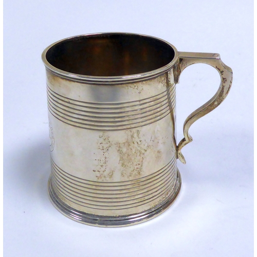 378 - EDWARDIAN SILVER HALF-PINT MUG of tapered straight-sided form, with two broad ribbed girdles and ste... 