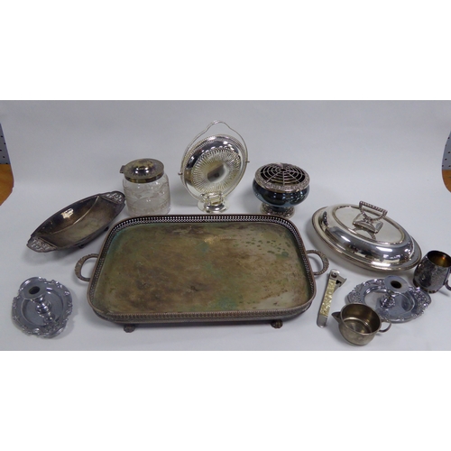 575 - MIXED LOT OF ELECTROPLATE, to include: TWO HANDLED OBLONG GALLERIED TRAY, with plain centre and paw ... 